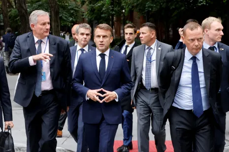 Macron konvoját nem engedték áthaladni Trump karavánja előtt, a francia elnök inkább sétált egyet